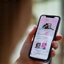 온라인 쇼핑 - 모바일 기기에서 쇼핑하는 모습